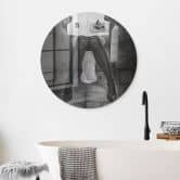 Glasbild Erotische Frau im Badezimmer - Toniolo - Rund 
