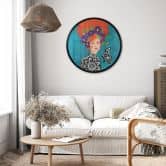 Poster Schmetterlingsfrau mit Blütenkranz - Hülya - Rund 