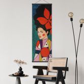 Affiche textile Femme avec fleurs rouges et robe à motifs - Hülya - Panorama 