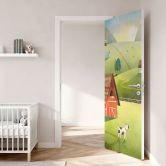 Türfolie Kinderzimmer - Bunter Bauernhof in den Bergen - DigitalArtsi - Selbstklebende Türdeko 