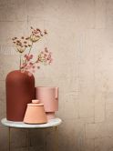 Vliesbehang met gipslook in beige, rode grafische tegels 