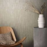 Vliestapete mit leichten Linien und Streifen beige Uni 
