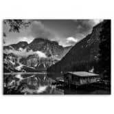 Leinwandbild, Hütte an einem Bergsee - schwarz und weiß 