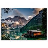 Leinwandbild, Hütte an einem See in den Bergen 