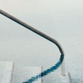 Papier peint photo Piscine à débordement avec vue sur les nuages - Steinkopff 