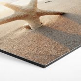 Hexagon Wandbild Funkelnder Seestern am einsamen Strand - Alu-Dibond 