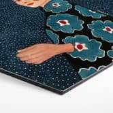Hexagon Wandbild Frau im Blumenkleid mit Schmetterling - Alu-Dibond - Hülya 