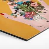 Hexagon Wandbild Treechild - Bunte Blumen in Fridas Händen - Alu-Dibond 