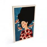 Tableau sur bois Femme en robe fleurie avec kois - Hülya 