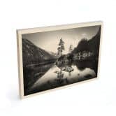 Holzbild Malerische Landschaft mit glasklarem Bergsee - Hintersee 