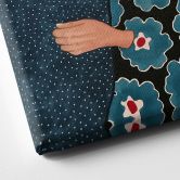 Leinwandbild Frau im Blumenkleid mit Schmetterling - Hülya 
