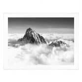 Poster Bergspitze über den weißen Wolken 