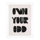 Plakat med ordsprog Own your odd | Motiverende ordsprog i sort og hvid 