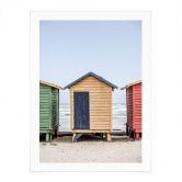 Poster Plage Charme côtier - Cabanes colorées au bord de la mer - Shot by Clint 