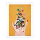 Poster Treechild - Bunte Blumen in Fridas Händen 