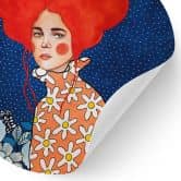 Sticker mural femme avec des cheveux rouges et des fleurs - Hülya - Rond 