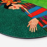 Wanddecoratie Vrouw in gestreepte jurk met oranje bloesems - Hülya - Alu-Dibond Rond 
