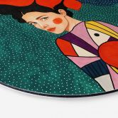 Tableaux Femme aux fleurs rouges et robe à motifs - Hülya - Rond - Alu-Dibond 