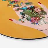 Rundes Wandbild Treechild - Bunte Blumen in Fridas Händen - Alu-Dibond 