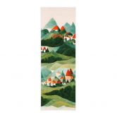 Stoffbild Treechild - Kleines Dorf inmitten grüner Hügel - Panorama 