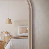 Vliestapete mit schimmerndem Glanz beige Uni 