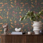 Florale Mustertapete Blüten Orange Rot – Dunkler Hintergrund – Vliestapete elegant 