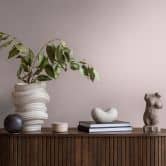 Vliesbehang in één kleur met fijne roze textuur - Vliesbehang in één kleur in delicaat roze 