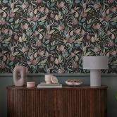 COSMOPOLITAN Blüten Tapeten Design Schwarz Rosa - Botanische Vliestapete modern 