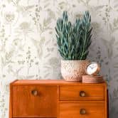 Vliestapete mit Blumen und Vögeln Weiß Grün - Tapete floral im Zeichen-Stil 