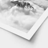 Poster Bergspitze über den weißen Wolken 