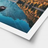 Plakat Gangbro i træ ved Pragsøen i Dolomitterne 