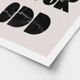 Plakat med ordsprog Own your odd | Motiverende ordsprog i sort og hvid 