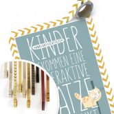 Poster Unbeaufsichtigte Kinder bekommen eine hyperaktive Katze geschenkt. 