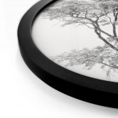 Poster Minimalistischer Baum in ruhiger Landschaft - Flour - Rund 