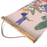Affiche textile Deux colibris dans un champ de fleurs multicolores - Goed Blauw 