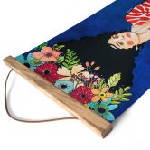 Affiche textile Femme avec des fleurs dans les cheveux - Hülya 