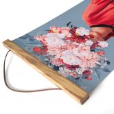 Stoffbild Elegante Frau mit prachtvollen Blumen - Moth 