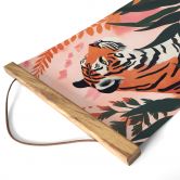 Affiche textile Tigre dans une jungle rose - Treechild 