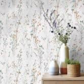 Vliestapete mit zarten Wiesenblumen in Mint Apricot als florale Naturtapete 