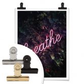 Poster Sisi & Seb - Leuchtschrift: Breathe 