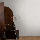 Abstrakte Mustertapete in Beige Weiß – Moderne Vliestapete mit Linienmuster 