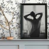 Bloemen aquarel behang wit grijs - Vliesbehang met bladeren - licht patroon behang modern 