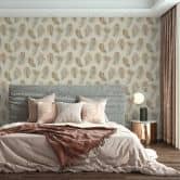 Papier peint intissé avec motif de plumes dans les tons beige et marron sur fond crème 
