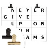 Poster mit Raster - Never give up on your dreams 