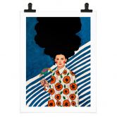 Poster Frau vor blau-weißem Hintergrund - Hülya 