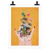 Poster Treechild - Bunte Blumen in Fridas Händen 