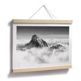 Poster Bergspitze über den weißen Wolken 