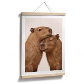 Poster Couple de capybaras en train de se câliner 