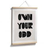 Plakat med ordsprog Own your odd | Motiverende ordsprog i sort og hvid 