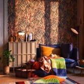 Exotische Botanik-Tapete in Erdtönen - Opulente Vliestapete mit Naturinspiration 
